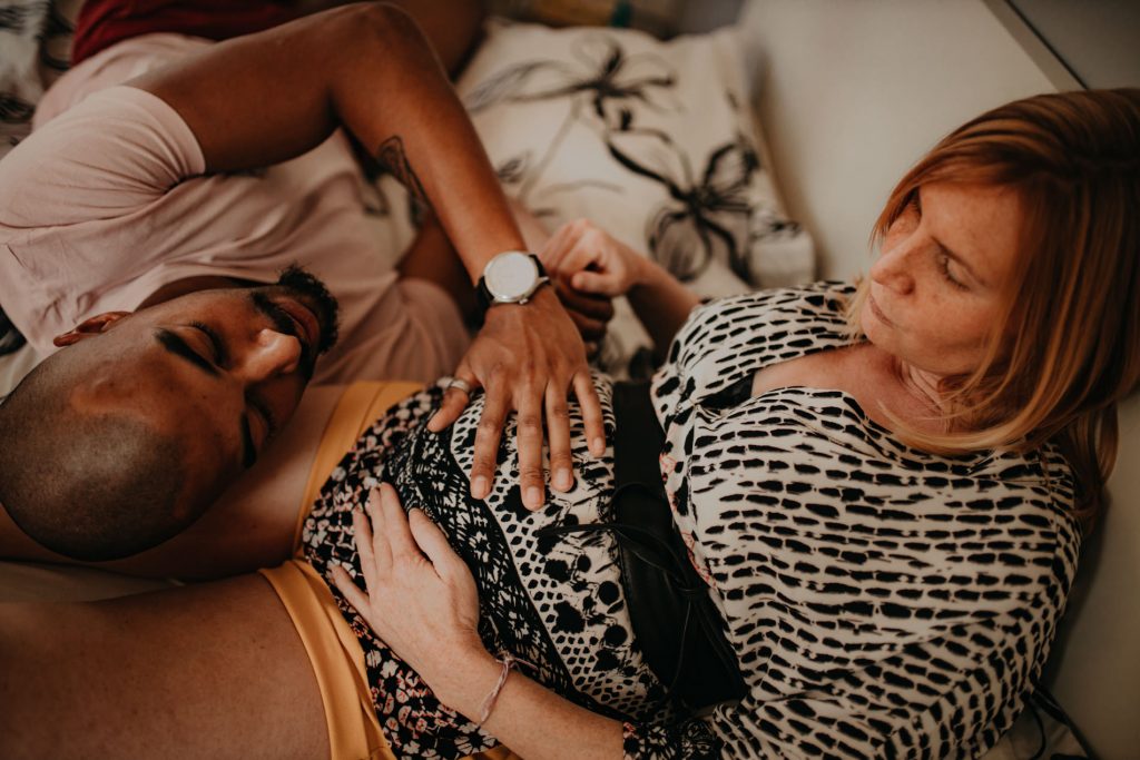 seance photo couple grossesse brabant wallon - seance photo grossesse lifestyle belgique - photo grossesse lumiere naturelle - caroline de patoul