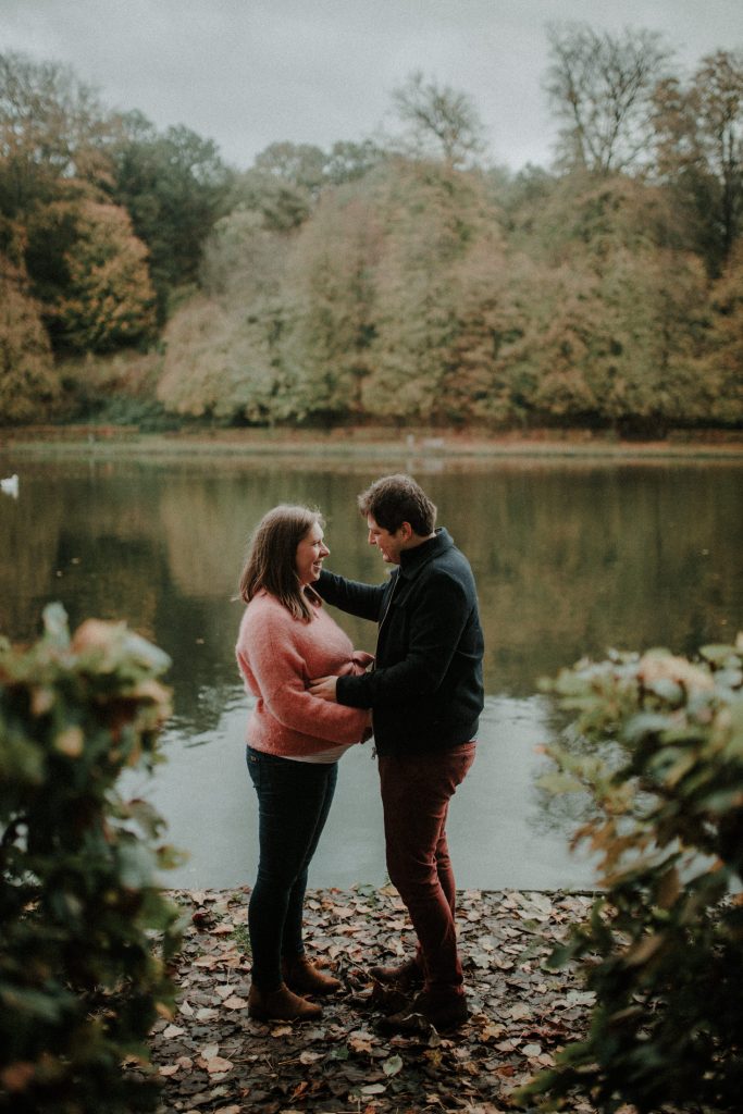 seance photo couple grossesse brabant wallon - seance photo grossesse lifestyle belgique - photo grossesse lumiere naturelle - caroline de patoul