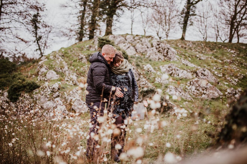 seance photo couple grossesse brabant wallon - seance photo grossesse lifestyle belgique - photo grossesse lumiere naturelle - caroline de patoul