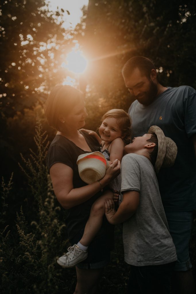 photographe familles lifestyle brabant wallon - caroline de patoul - seances familles en exterieur - photographier le quotidien