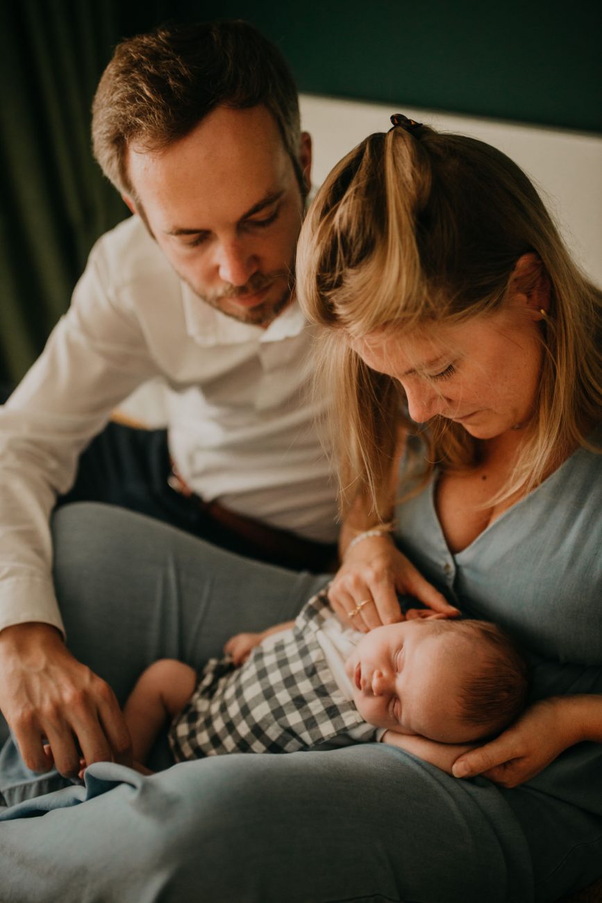 photographe nouveau ne a domicile - photographe lifestyle nouveau né - séance photo bébé a la maison - photographe famille belgique - brabant wallon - caroline de patoul