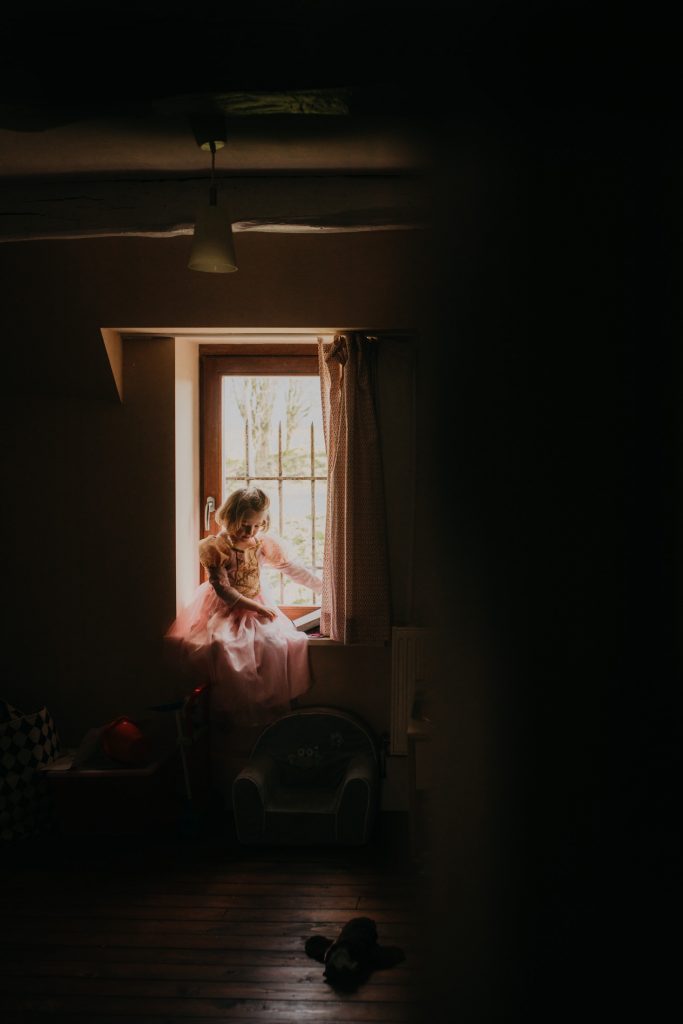 reportage photo du quotidien - seance photo nouveau né a la maison belgique - photographe lifestyle brabant wallon - caroline de patoul
