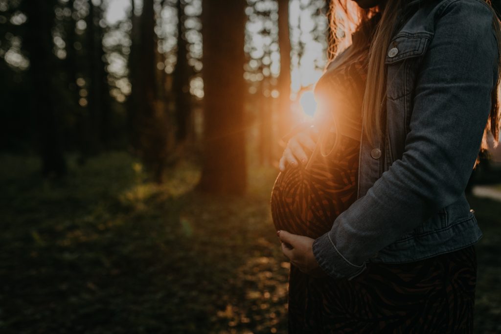 photographe familles lifestyle brabant wallon - caroline de patoul - seances grossesse en exterieur - photographier le quotidien -